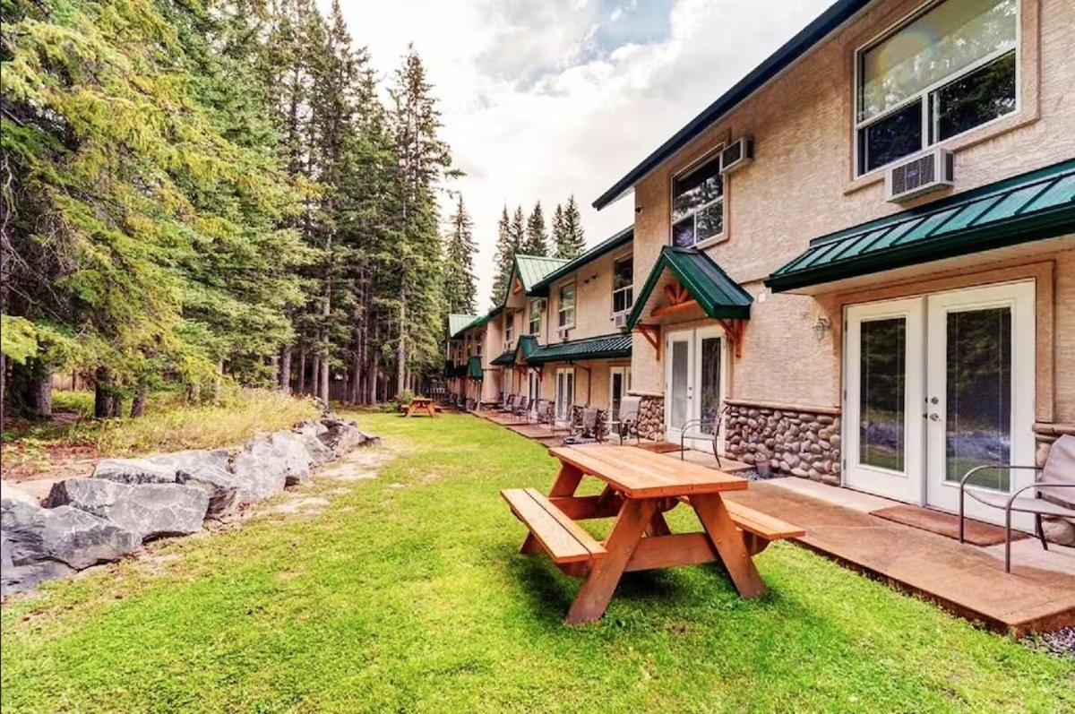 Banff Wood Lodge Canmore Exterior photo